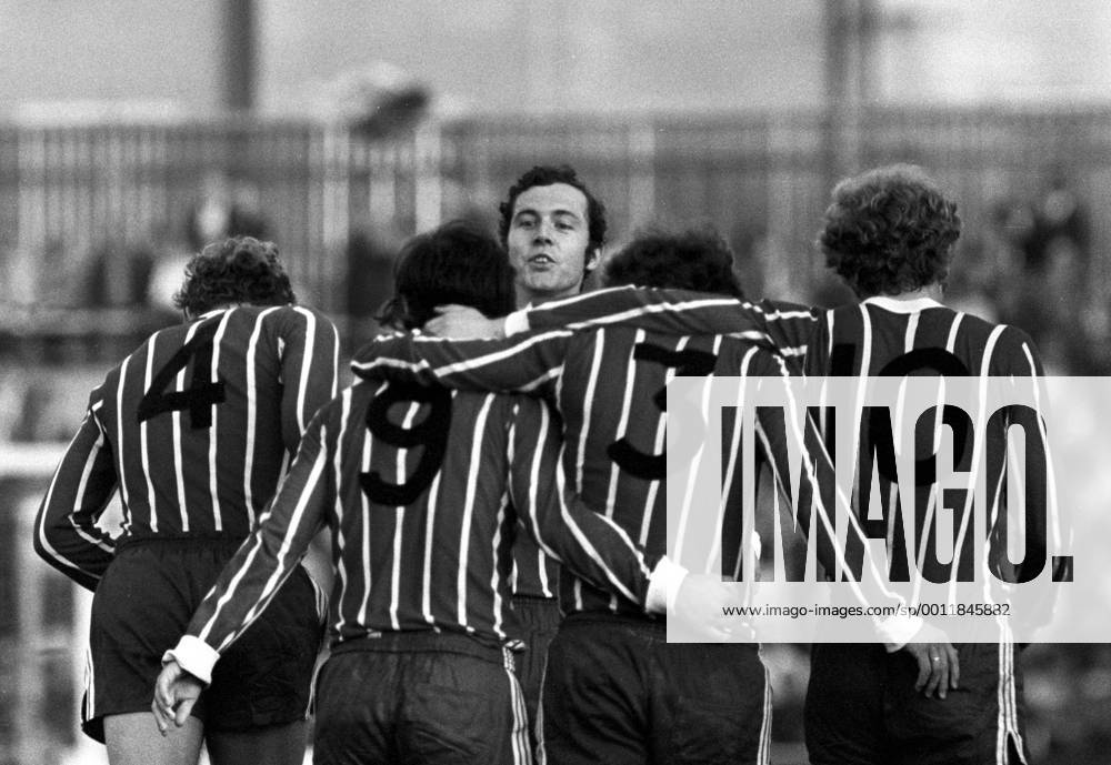 FC Bayern München (dunkle Hose) vs MSV Duisburg: Jubel um Franz Beckenbauer (Mitte)