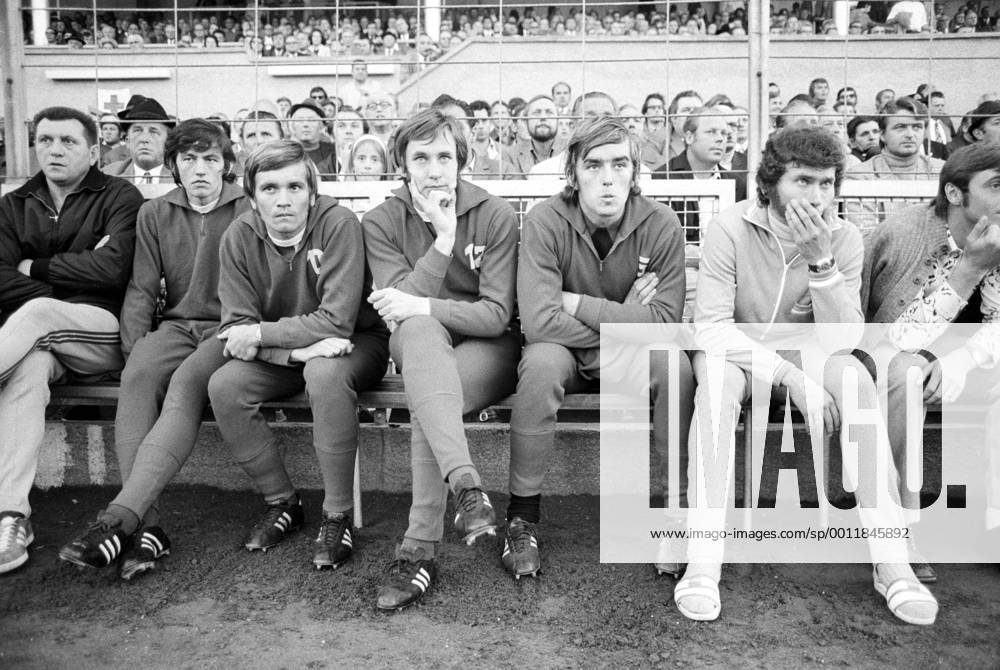 FC Bayern München (dunkle Hose) vs MSV Duisburg: Ersatzbank Bayern, ab 2.v.li.: Edgar Schneider, Wilhelm Hoffmann, Herbert Schröder, Manfred Seifert und Paul Breitner