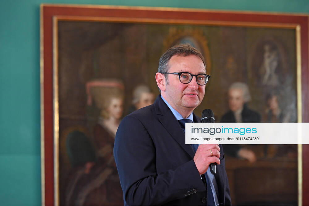 Press conference for the programme presentation of the Mozart Weeks 2022 in Salzburg, on 19 05 21 The picture shows the Chief Market Officer of the International Mozarteum Foundation in Salzburg, Rainer Heneis, addressing the journalists present A picture of the Mozart family can be seen in the background 2021 Press conference for the p