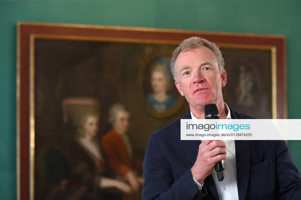 Press conference for the programme presentation of the Mozart Weeks 2022 in Salzburg, on 19 05 21 The picture shows the president of the International Mozarteum Foundation Salzburg, Johannes Honsig Erlenburg, during an address to the journalists present. In the background you can see a picture of the Mozart family 2021 Press conference