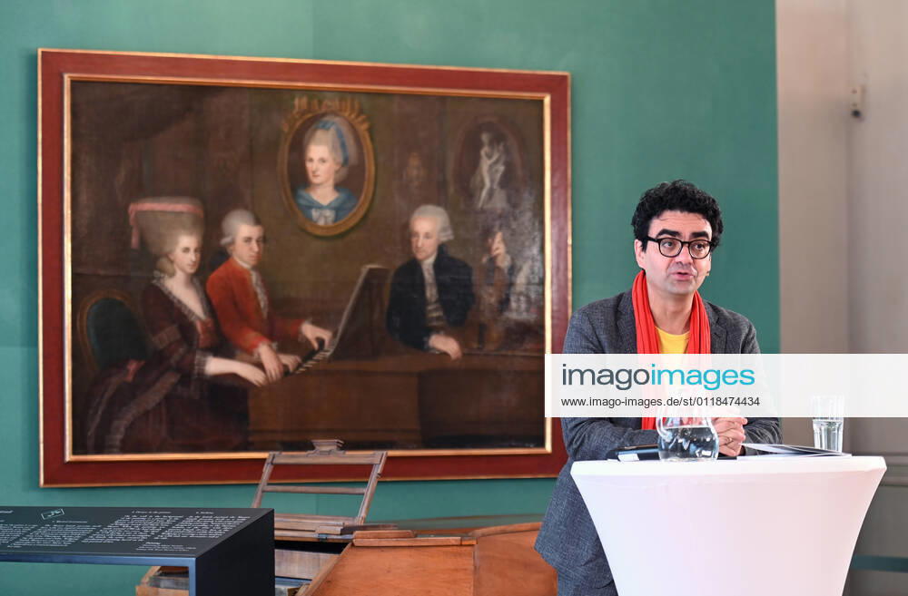 Press conference for the programme presentation of the Mozart Weeks 2022 in Salzburg, on 19 05 21 The picture shows the Intendaten of the Mozart Weeks, Rolando Villazon during his lecture for the programme presentation In the background you can see a picture of the Mozart family 2021 Press conference for the programme presentation of the Mozart Weeks 2022 in Salzburg, on 19 05 21