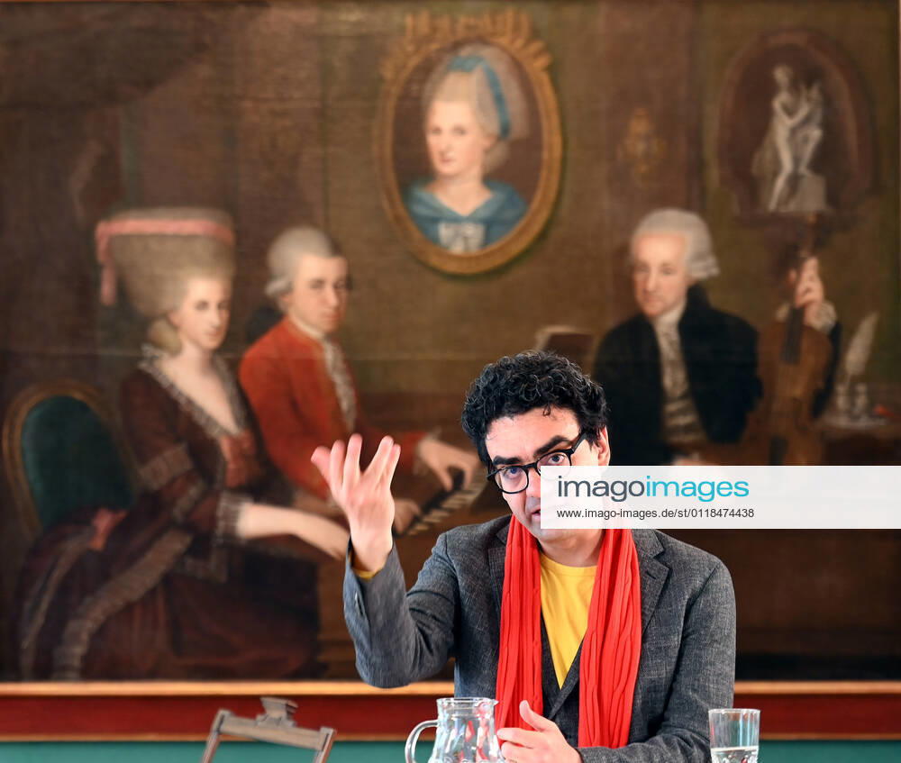 Press conference for the programme presentation of the Mozart Weeks 2022 in Salzburg, on 19 05 21 The picture shows the Intendaten of the Mozart Weeks, Rolando Villazon during his lecture for the programme presentation In the background you can see a picture of the Mozart family 2021 Press conference for the programme presentation of the Mozart Weeks 2022 in Salzburg, on 19 05 21