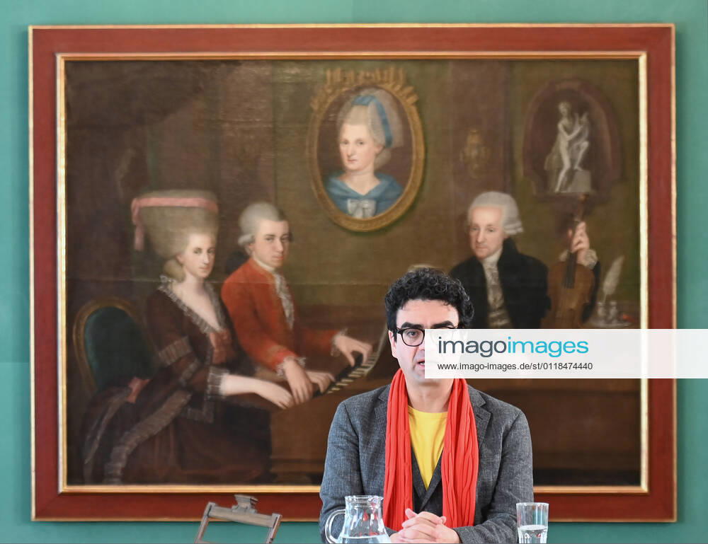 Press conference for the programme presentation of the Mozart Weeks 2022 in Salzburg, on 19 05 21 The picture shows the Intendaten of the Mozart Weeks, Rolando Villazon during his lecture for the programme presentation In the background you can see a picture of the Mozart family 2021 Press conference for the programme presentation of the Mozart Weeks 2022 in Salzburg, on 19 05 21