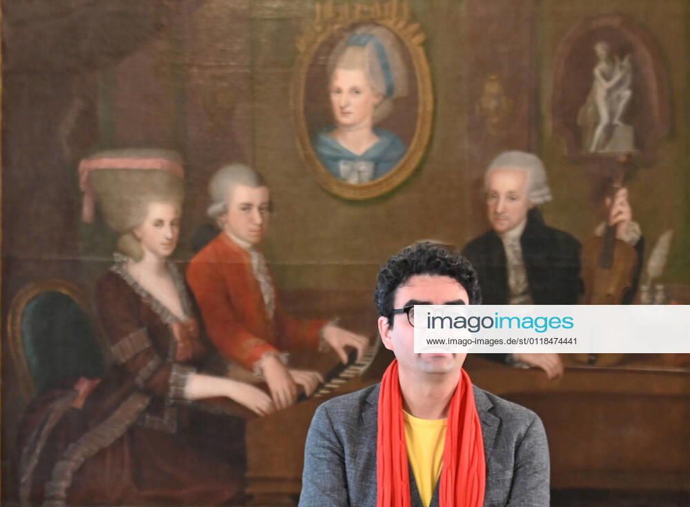 Press conference for the programme presentation of the Mozart Weeks 2022 in Salzburg, on 19 05 21 The picture shows the Intendaten of the Mozart Weeks, Rolando Villazon during his lecture for the programme presentation In the background you can see a picture of the Mozart family 2021 Press conference for the programme presentation of the Mozart Weeks 2022 in Salzburg, on 19 05 21