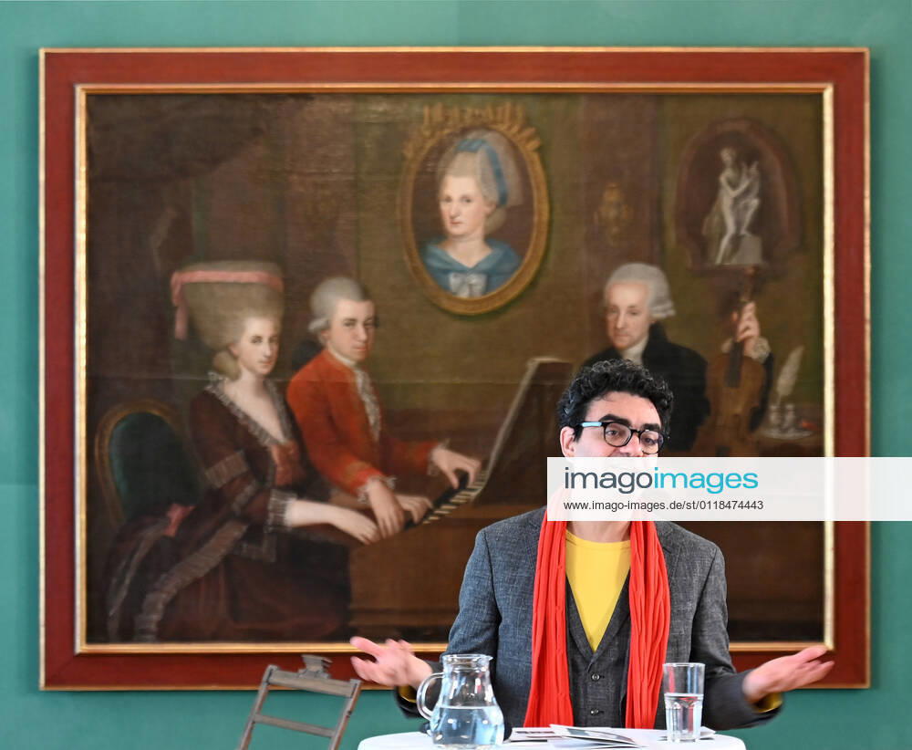 Press conference for the programme presentation of the Mozart Weeks 2022 in Salzburg, on 19 05 21 The picture shows the Intendaten of the Mozart Weeks, Rolando Villazon during his lecture for the programme presentation In the background you can see a picture of the Mozart family 2021 Press conference for the programme presentation of the Mozart Weeks 2022 in Salzburg, on 19 05 21