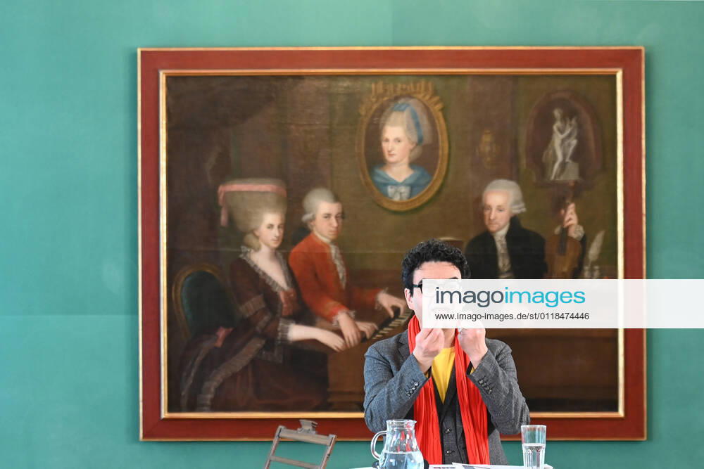 Press conference for the programme presentation of the Mozart Weeks 2022 in Salzburg, on 19 05 21 The picture shows the Intendaten of the Mozart Weeks, Rolando Villazon during his lecture for the programme presentation In the background you can see a picture of the Mozart family 2021 Press conference for the programme presentation of the Mozart Weeks 2022 in Salzburg, on 19 05 21