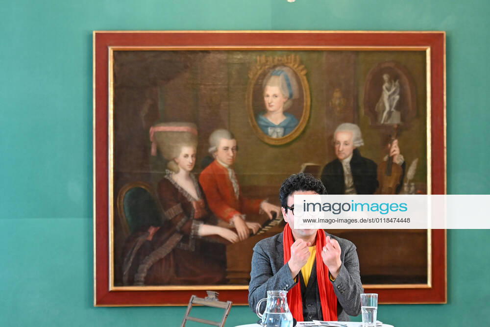 Press conference for the programme presentation of the Mozart Weeks 2022 in Salzburg, on 19 05 21 The picture shows the Intendaten of the Mozart Weeks, Rolando Villazon during his lecture for the programme presentation In the background you can see a picture of the Mozart family 2021 Press conference for the programme presentation of the Mozart Weeks 2022 in Salzburg, on 19 05 21