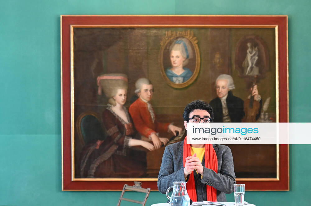 Press conference for the programme presentation of the Mozart Weeks 2022 in Salzburg, on 19 05 21 The picture shows the Intendaten of the Mozart Weeks, Rolando Villazon during his lecture for the programme presentation In the background you can see a picture of the Mozart family 2021 Press conference for the programme presentation of the Mozart Weeks 2022 in Salzburg, on 19 05 21