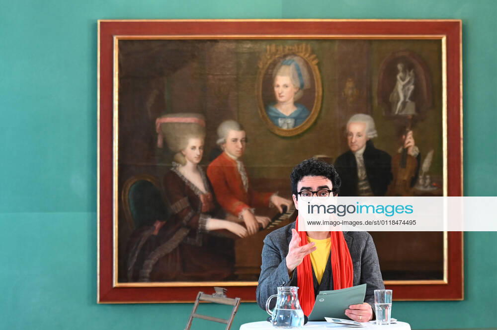 Press conference for the programme presentation of the Mozart Weeks 2022 in Salzburg, on 19 05 21 The picture shows the Intendaten of the Mozart Weeks, Rolando Villazon during his lecture for the programme presentation In the background you can see a picture of the Mozart family 2021 Press conference for the programme presentation of the Mozart Weeks 2022 in Salzburg, on 19 05 21