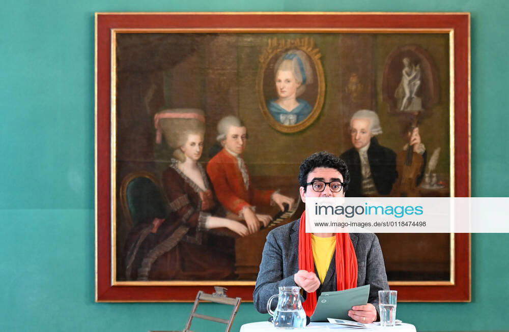 Press conference for the programme presentation of the Mozart Weeks 2022 in Salzburg, on 19 05 21 The picture shows the Intendaten of the Mozart Weeks, Rolando Villazon during his lecture for the programme presentation In the background you can see a picture of the Mozart family 2021 Press conference for the programme presentation of the Mozart Weeks 2022 in Salzburg, on 19 05 21