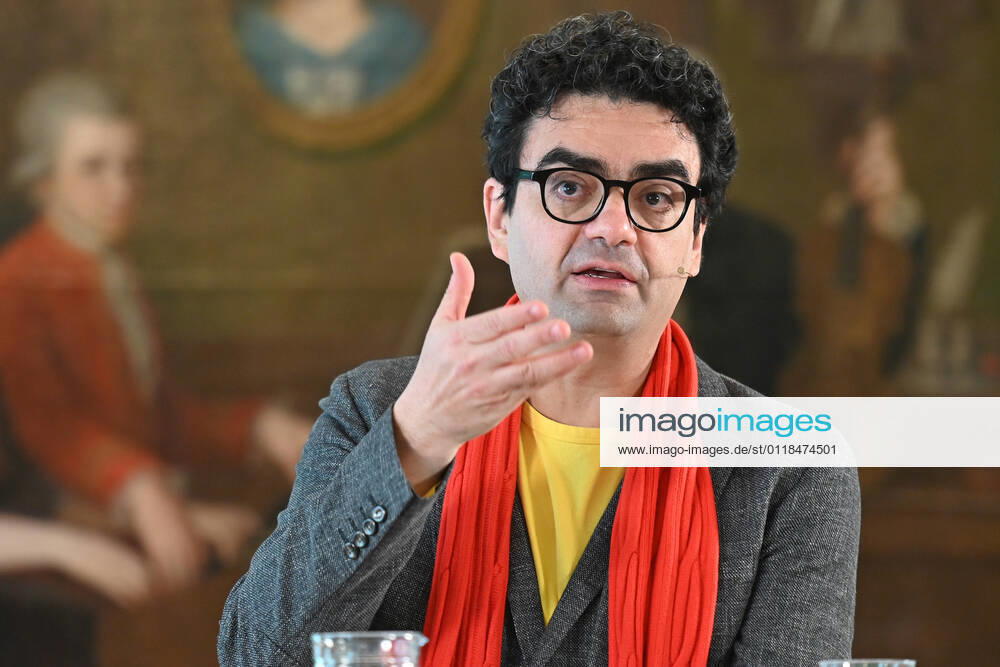 Press conference for the programme presentation of the Mozart Weeks 2022 in Salzburg, on 19 05 21 The picture shows the Intendaten of the Mozart Weeks, Rolando Villazon during his lecture for the programme presentation In the background you can see a picture of the Mozart family 2021 Press conference for the programme presentation of the Mozart Weeks 2022 in Salzburg, on 19 05 21