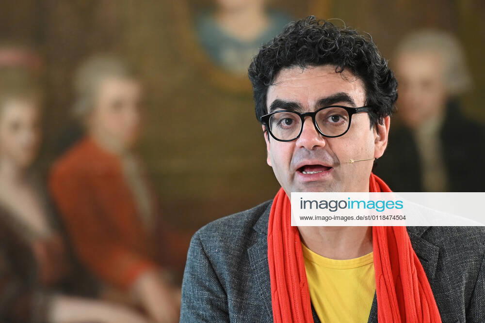 Press conference for the programme presentation of the Mozart Weeks 2022 in Salzburg, on 19 05 21 The picture shows the Intendaten of the Mozart Weeks, Rolando Villazon during his lecture for the programme presentation In the background you can see a picture of the Mozart family 2021 Press conference for the programme presentation of the Mozart Weeks 2022 in Salzburg, on 19 05 21