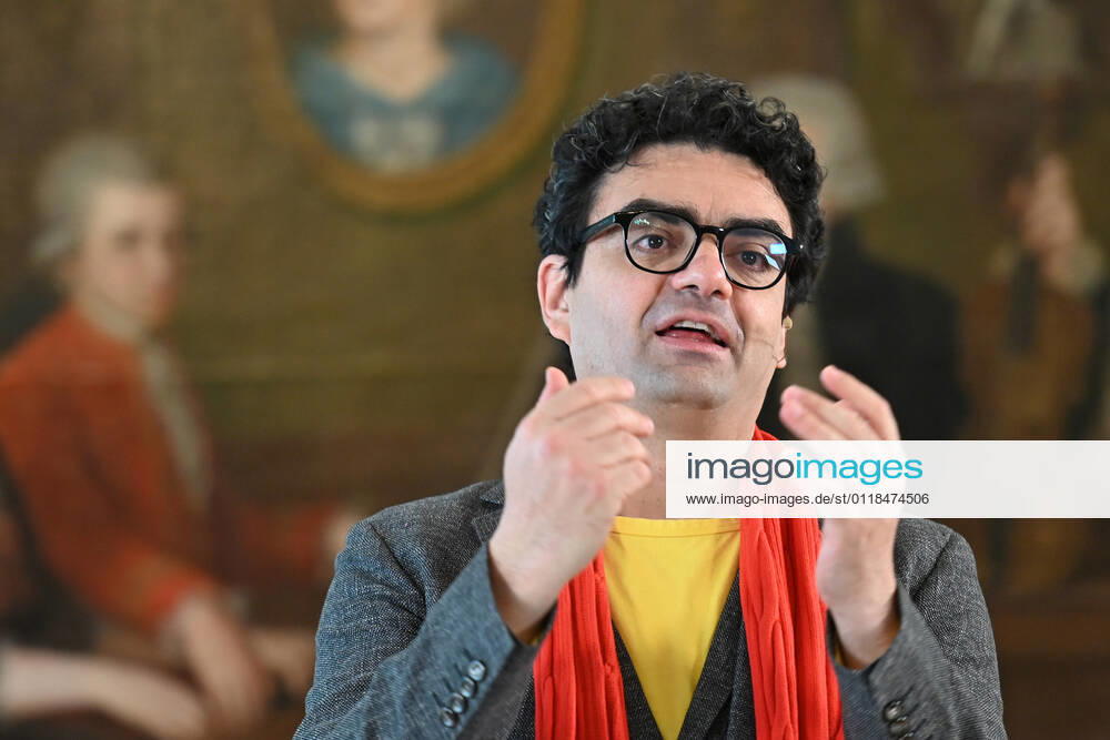 Press conference for the programme presentation of the Mozart Weeks 2022 in Salzburg, on 19 05 21 The picture shows the Intendaten of the Mozart Weeks, Rolando Villazon during his lecture for the programme presentation In the background you can see a picture of the Mozart family 2021 Press conference for the programme presentation of the Mozart Weeks 2022 in Salzburg, on 19 05 21