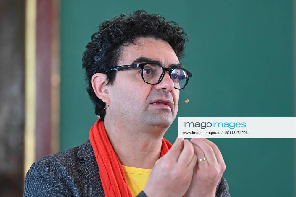 Press conference for the program presentation of the Mozartwochen 2022 in Salzburg, on 19 05 21 The picture shows the Intendaten of the Mozartwochen, Rolando Villazon during his lecture for the program presentation 2021 Press conference for the program presentation of the Mozartwooche 2022 in Salzburg, on 19 05 21