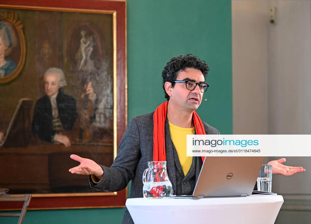 Press conference for the programme presentation of the Mozart Weeks 2022 in Salzburg, on 19 05 21 The picture shows the Intendaten of the Mozart Weeks, Rolando Villazon during his lecture for the programme presentation In the background you can see a picture of the Mozart family 2021 Press conference for the programme presentation of the Mozart Weeks 2022 in Salzburg, on 19 05 21