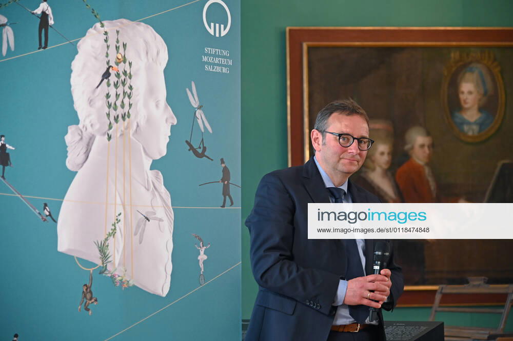 Press conference for the programme presentation of the Mozart Weeks 2022 in Salzburg, on 19 05 21 The picture shows the Chief Market Officer of the International Mozarteum Foundation in Salzburg, Rainer Heneis, during an address to the journalists present A picture of the Mozart family can be
