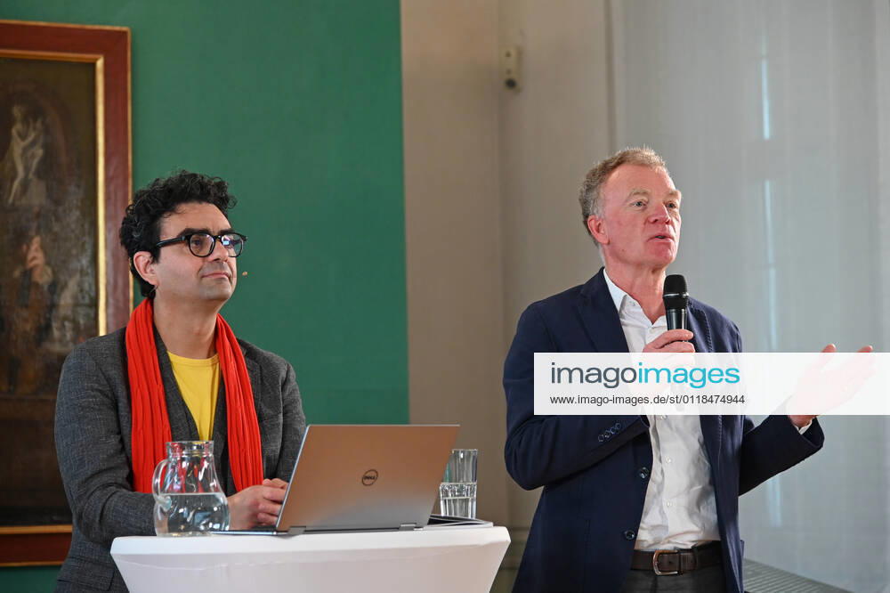 Press conference for the programme presentation of the Mozart Weeks 2022 in Salzburg, on 19 05 21 The picture shows the Intendaten of the Mozart Weeks, Rolando Villazon and the President of the International Mozarteum Foundation, Johannes Honsig Erlenburg in front of a picture of the Mozart family, during a lecture to journalis