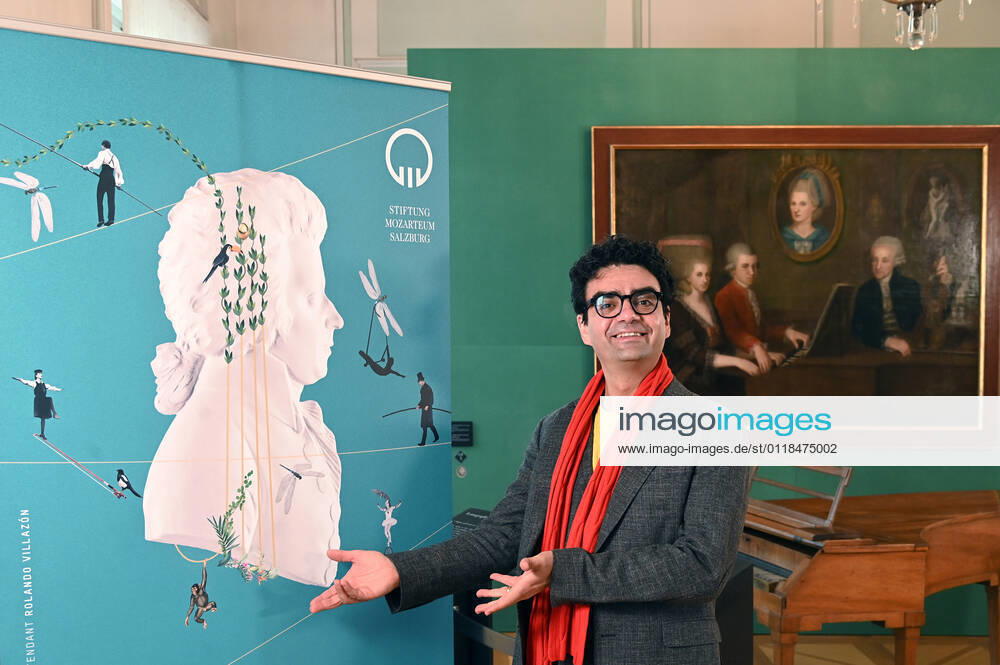Press conference for the program presentation of the Mozartwochen 2022 in Salzburg, on 19 05 21 The picture shows the Intendaten of the Mozartwochen, Rolando Villazon during his lecture for the program presentation In the background a picture of the Mozart family can be seen In the foreground Mr. Villazon points to