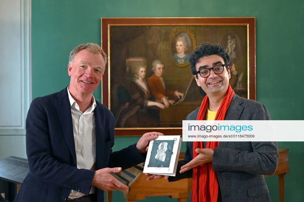 Press conference for the programme presentation of the Mozart Weeks 2022 in Salzburg, on 19 05 21 The picture shows the Intendaten of the Mozart Weeks, Rolando Villazon and the President of the International Mozarteum Foundation, Johannes Honsig Erlenburg in front of a picture of the Mozart family, during a lecture to journalis