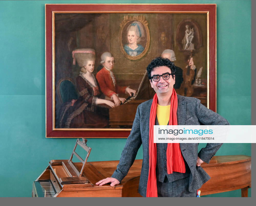 Press conference for the programme presentation of the Mozart Weeks 2022 in Salzburg, on 19 05 21 The picture shows the Intendaten of the Mozart Weeks, Rolando Villazon in front of a picture of the Mozart family and a keyboard instrument 2021 Press conference for the programme presentation of the Mozart Weeks 2022 in Salzburg, on 19 05 21