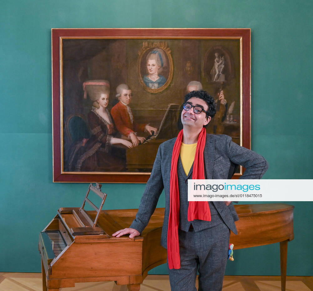 Press conference for the programme presentation of the Mozart Weeks 2022 in Salzburg, on 19 05 21 The picture shows the Intendaten of the Mozart Weeks, Rolando Villazon in front of a picture of the Mozart family and a keyboard instrument 2021 Press conference for the programme presentation of the Mozart Weeks 2022 in Salzburg, on 19 05 21