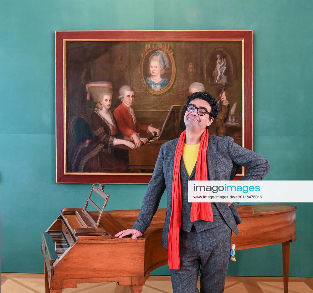 Press conference for the programme presentation of the Mozart Weeks 2022 in Salzburg, on 19 05 21 The picture shows the Intendaten of the Mozart Weeks, Rolando Villazon in front of a picture of the Mozart family and a keyboard instrument 2021 Press conference for the programme presentation of the Mozart Weeks 2022 in Salzburg, on 19 05 21