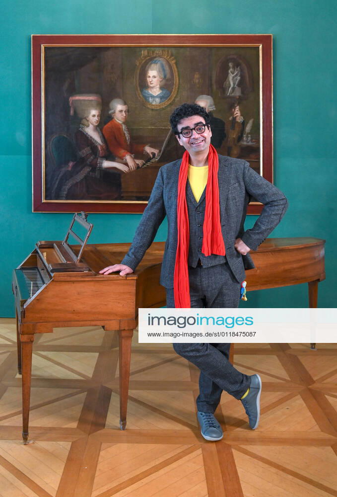 Press conference for the programme presentation of the Mozart Weeks 2022 in Salzburg, on 19 05 21 The picture shows the Intendaten of the Mozart Weeks, Rolando Villazon in front of a picture of the Mozart family and a keyboard instrument 2021 Press conference for the programme presentation of the Mozart Weeks 2022 in Salzburg, on 19 05 21