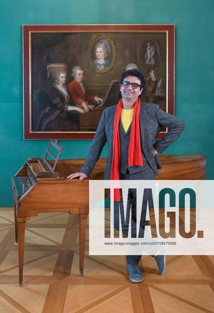 Press conference for the programme presentation of the Mozart Weeks 2022 in Salzburg, on 19 05 21 The picture shows the Intendaten of the Mozart Weeks, Rolando Villazon in front of a picture of the Mozart family and a keyboard instrument 2021 Press conference for the programme presentation of the Mozart Weeks 2022 in Salzburg, on 19 05 21