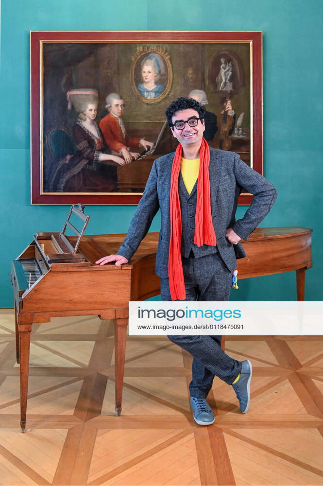 Press conference for the programme presentation of the Mozart Weeks 2022 in Salzburg, on 19 05 21 The picture shows the Intendaten of the Mozart Weeks, Rolando Villazon in front of a picture of the Mozart family and a keyboard instrument 2021 Press conference for the programme presentation of the Mozart Weeks 2022 in Salzburg, on 19 05 21