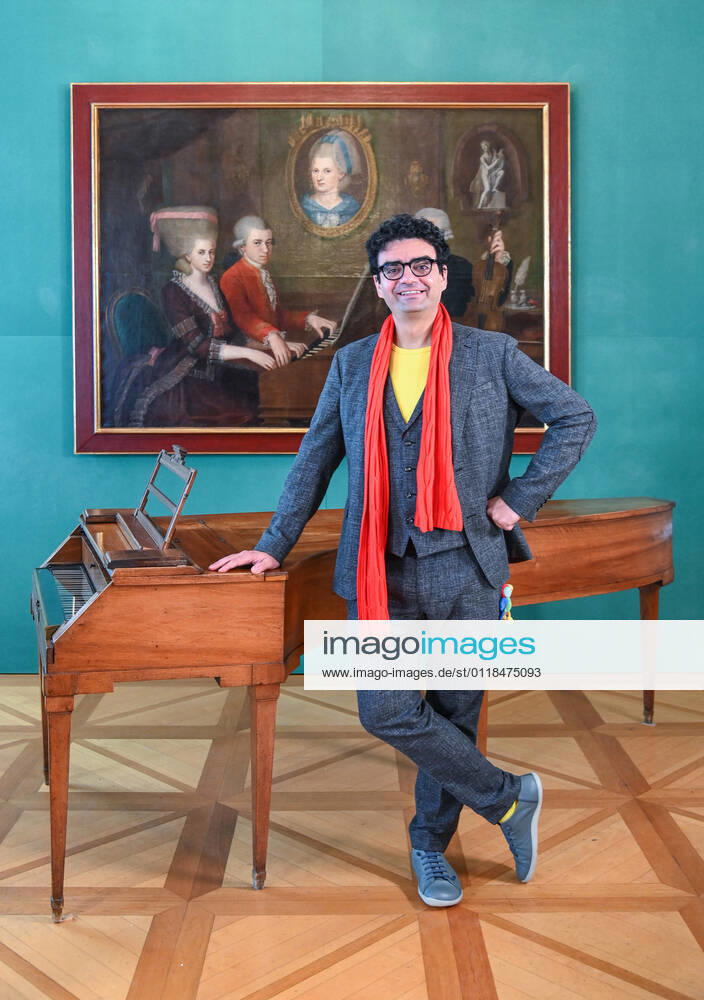 Press conference for the programme presentation of the Mozart Weeks 2022 in Salzburg, on 19 05 21 The picture shows the Intendaten of the Mozart Weeks, Rolando Villazon in front of a picture of the Mozart family and a keyboard instrument 2021 Press conference for the programme presentation of the Mozart Weeks 2022 in Salzburg, on 19 05 21