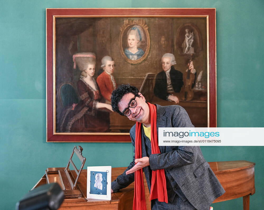 Press conference for the programme presentation of the Mozart Weeks 2022 in Salzburg, on 19 05 21 The picture shows the Intendaten of the Mozart Weeks, Rolando Villazon during his lecture for the programme presentation In the background a picture of the Mozart family can be seen Mr. Villazon stands