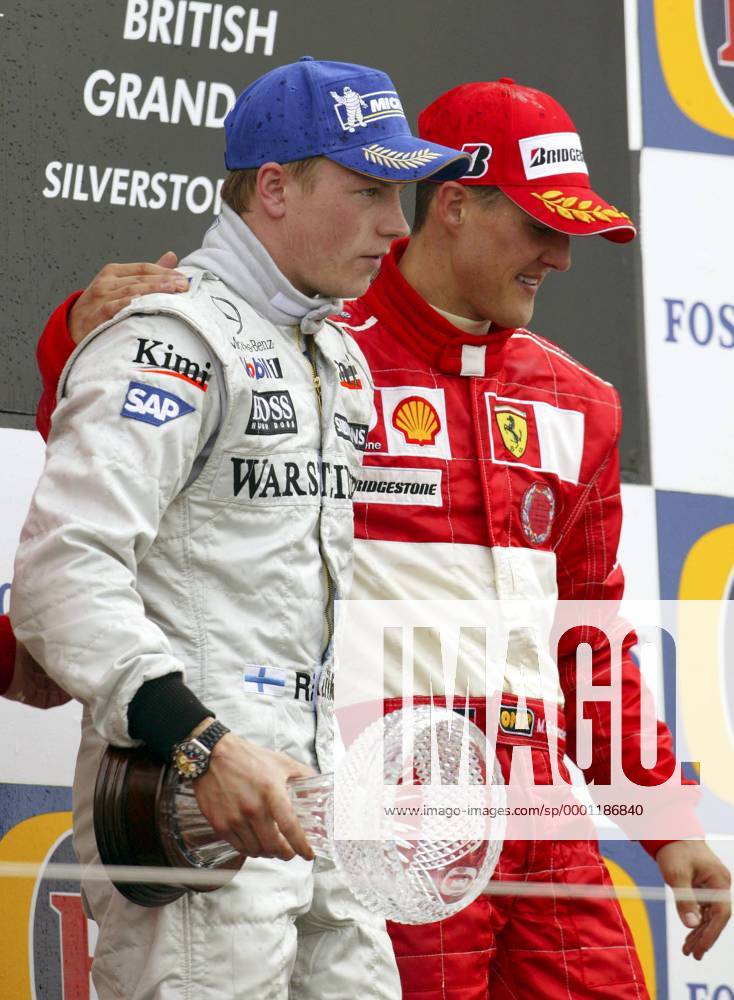Kimi Räikkönen (li., Finnland McLaren-Mercedes) und Sieger Michael Schumacher (Deutschland Ferrari) Arm in Arm während der Siegerehrung Motorsport Grand Prix Herren Großer Preis von England 2004, Formel 1 Weltmeisterschaft, F1, F, GP, WM, Vdig Gruppe Silverstone Kameradschaft,