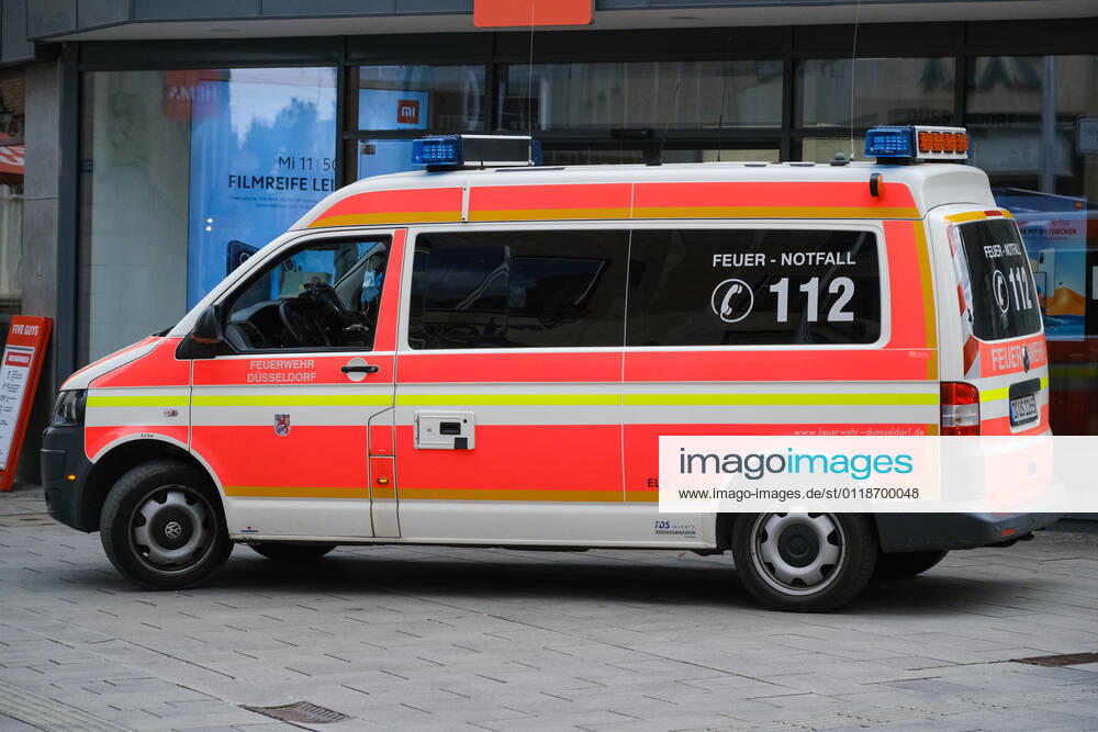 Düsseldorf 21 05 2021 ambulance RTW ambulance fire brigade emergency doctor blue light special signal emergency rescue operation rotating light Düsseldorf Oberbilker Markt Nordrhein Westfalen Germany
