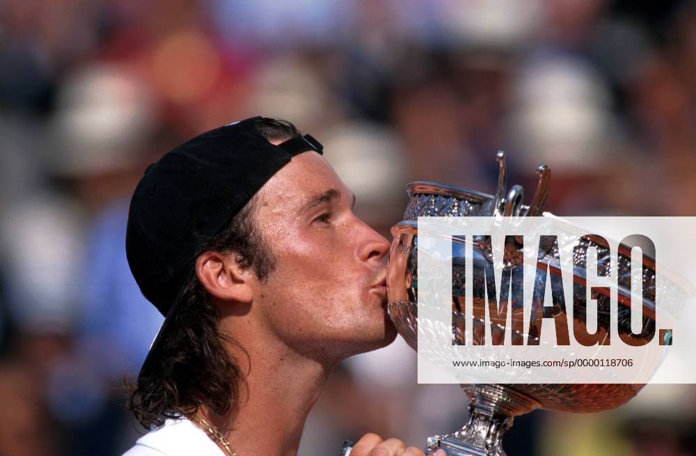 Carlos Moya (Spanien) küßt als Sieger der French Open den Pokal Tennis Herren French Open 1998, Grand Slam, Sandplatzturnier, Sandturnier, Sand, Sandplatz, ATP-Tour Einzelbild Roland Garros Paris Glück, Freude,