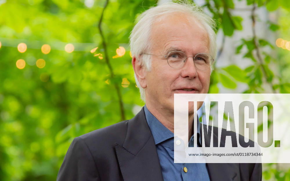 20210521 Opening of the Open-Air stage -Theatre in the Park with Talk -Our Life after the Burg- Schmidt and Niavarani VIENNA, AUSTRIA - MAY 21: Cabaret artist, columnist, entertainer, writer and television presenter Harald Schmidt before the opening of the open-air stage -theatre in the park with talk -our life after the burg- in the park at the Belvedere on May 21, 2021 in Vienna, Austria. WIEN, OESTERREICH - 21. MAI: Kabarettist, Kolumnist, Entertainer, Schriftsteller und Fernsehmoderator Harald Schmidt vor der Eroeffnung der Open-Air-Buehne -Theater im Park mit Talk -Unser Leben nach der Burg- im Park am Belvedere am 21. Mai 2021 in Wien, Oesterreich. 210521_SEPA_17_085