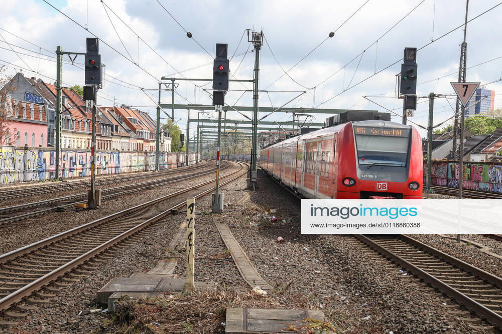 DEU, Germany, North Rhine-Westphalia, Cologne, 07 05 2021 High-speed railway line Cologne Aachen, in the district Ehrenfeld the residential houses situated at the railway line are protected by a noise barrier Regional train RB27, Rhein Erft Bahn, destination Koblenz
