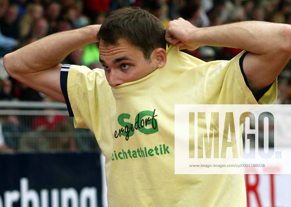 Ingo Schultz (TSG Bergedorf Deutschland) zieht sein T-Shirt aus Leichtathletik LM Herren Deutsche Meisterschaft 2004, DM, Landesmeisterschaft, 400m, 400 m, Meter Einzelbild Braunschweig