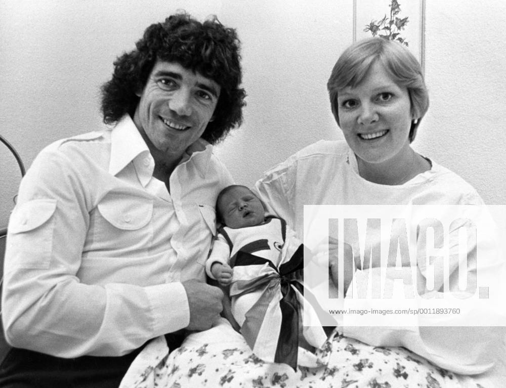 Kevin Keegan (Hamburger SV) mit seiner Ehefrau Jean und der Neugeboren Tochter Laura Jane