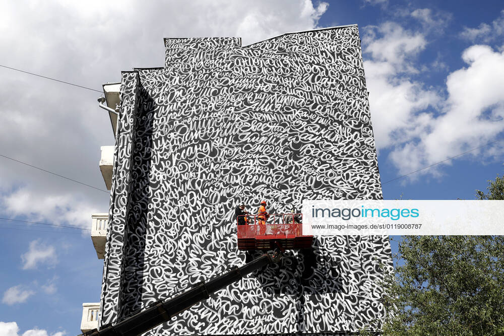 Künstler Pokras Lampas Arseny Pyzhenkov malt Namen vermisster Kinder an eine Hauswand in Moskau MOSCOW, RUSSIA – MAY 24, 2021: Russian calligraphy artist Pokras Lampas Arseny Pyzhenkov , right, painting a mural consisting of names of missing children on a building in Bolshaya Yakimanka Street, central Moscow. The mural in memory of the missing children was created with the help of the Liza Alert search and rescue volunteer team to mark International Missing Children s Day. Artyom Geodakyan TASS TS101253