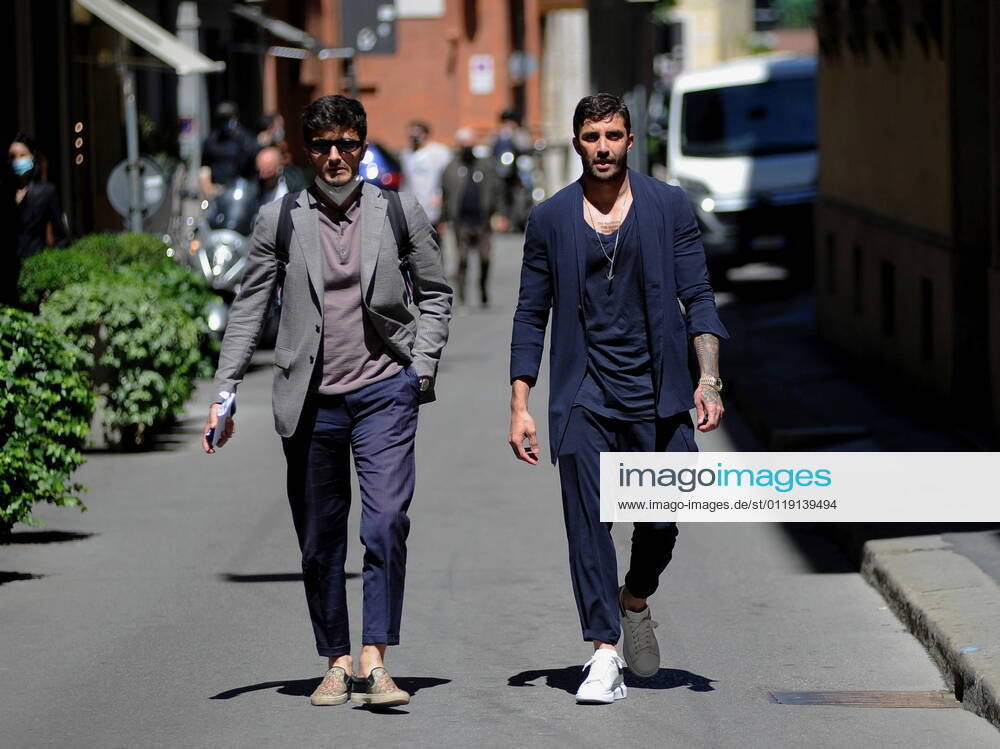 Milan, Andrea Iannone at lunch with his girlfriend Carmen Rodriguez Andrea Iannone, after having parked his car in obvious no parking, in a stretch of via Montenapoleone used only for loading and unloading, goes to lunch with his girlfriend Carmen Rodriguez, model and former umbrella like Francesca Novello girlfriend of Valentino Rossi, and his brother. In order not to have the car taken away by the tow truck, Andrea Iannone sends his brother to move it, taking insults from the workers on the spot who had been waiting for over half an hour, then in order not to be photographed together ANDREA IANNONE goes out a minute later of his girlfriend. While walking with his brother Andrea Iannone he is stopped by a street vendor who offers him a b