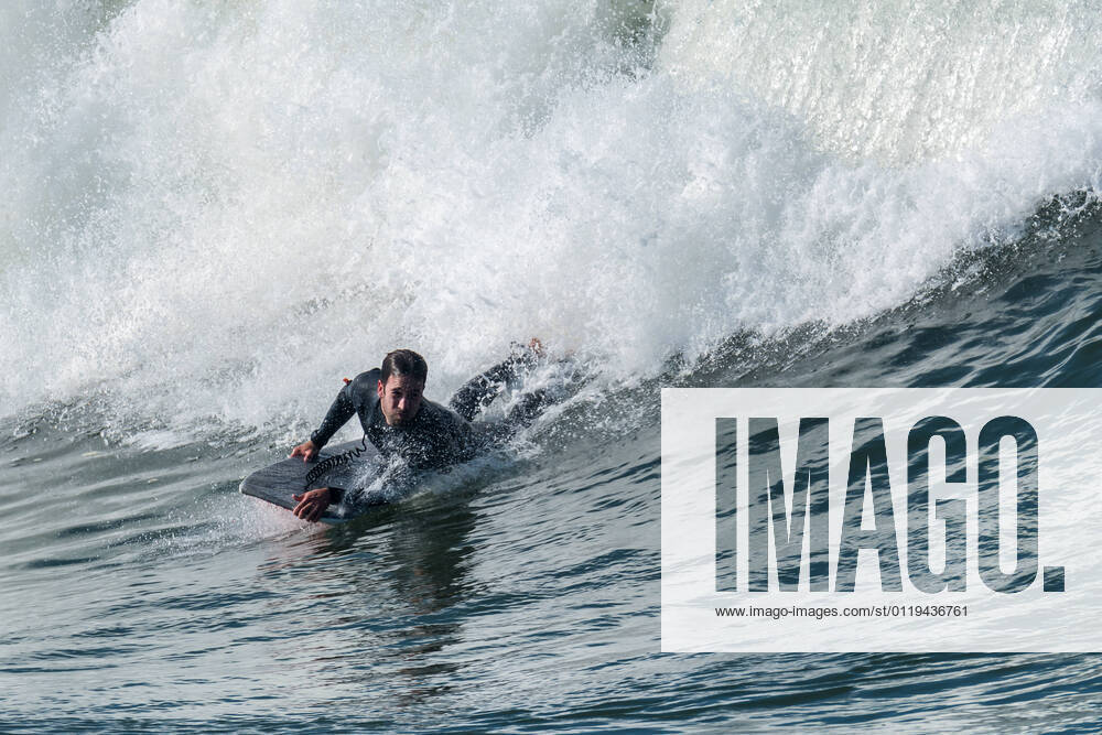 IMAGO Creative: Sommer Sport - Strand Bodyboarder in action on the ocean waves on a sunny day.