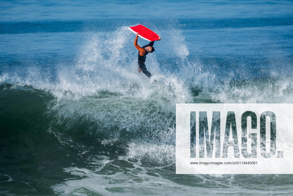 IMAGO Creative: Sommer Sport - Strand Bodyboarder in action on the ocean waves on a sunny day.