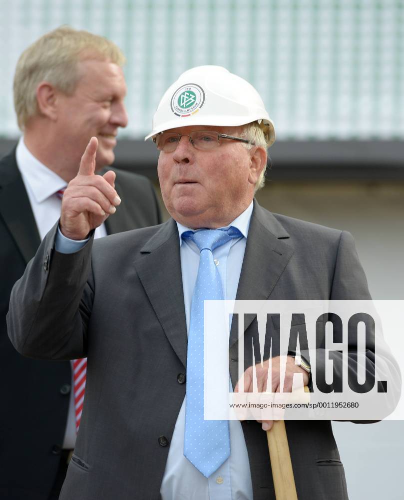 Donnerstag, 20.09.2012, in Dortmund. Heute wurde der erste Spatenstich für das geplante DFB Fußballmuseum in Dortmund vorgenommen. Uwe Seeler beim Spatenstich. DeFodi018