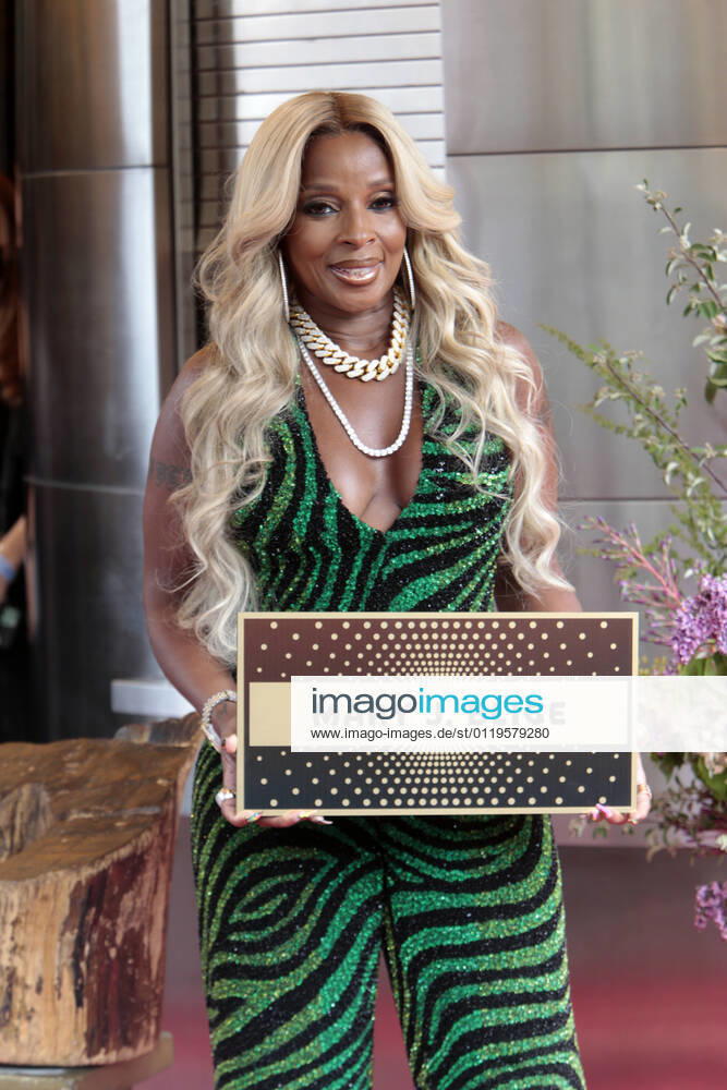HARLEM, NY - MAY 28: Mary J. Blige is inducted into the Apollo Theater Walk of Fame held at the Apollo Theater in the Harlem section of New York City on May 28, 2021.