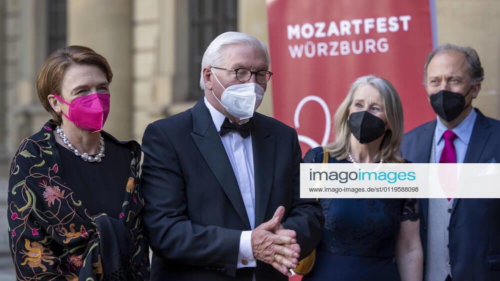 Wuerzburg, Residenz, 28 05 2021, 100 years Mozartfest Wuerzburg 2021, opening of the jubilee festival Picture from left to right Federal President Frank Walter Steinmeier his wife Elke Büdenbender, Evelyn Meining, artistic director of the Mozartfest Wuerzburg, and her husband Stephan Mösch 2021 Germanys oldest Mozartfest celebrates its 100th anniversary