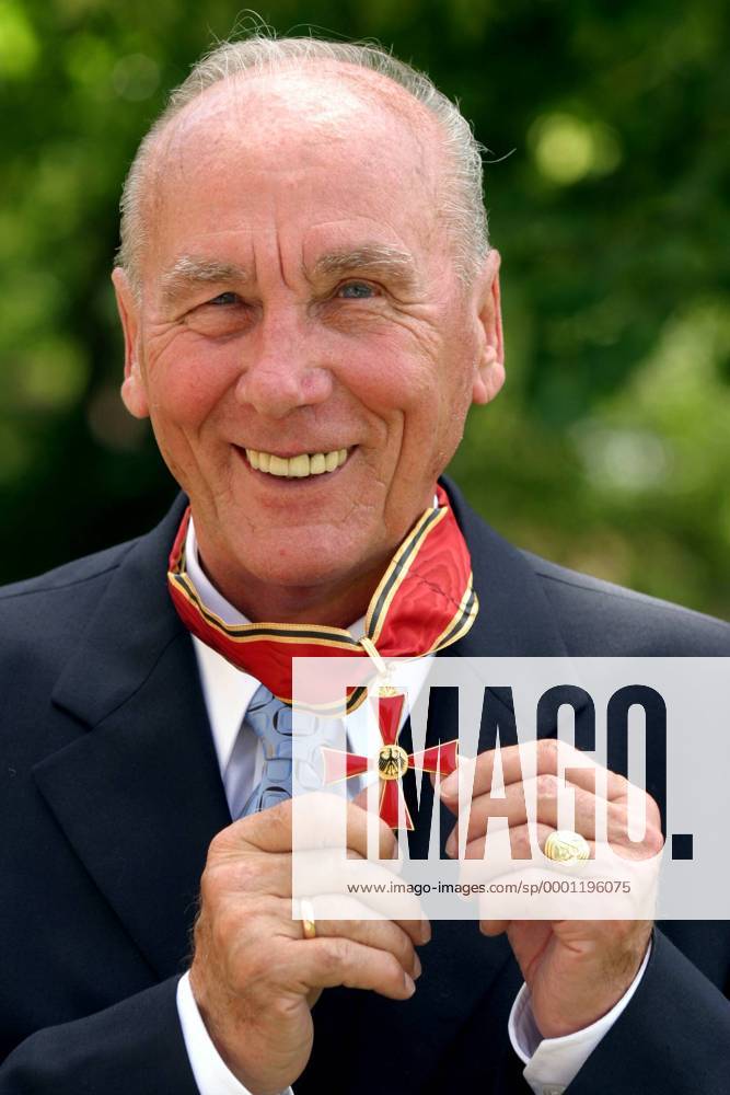 Horst Eckel (Deutschland) präsentiert stolz sein Bundesverdienstkreuz Fußball Herren Verleihung Bundesverdienstkreuz am Bande 2004, Verdienstorden, Auszeichnung, Ehrung, Sportlerehrung Einzelbild Mainz Freude,