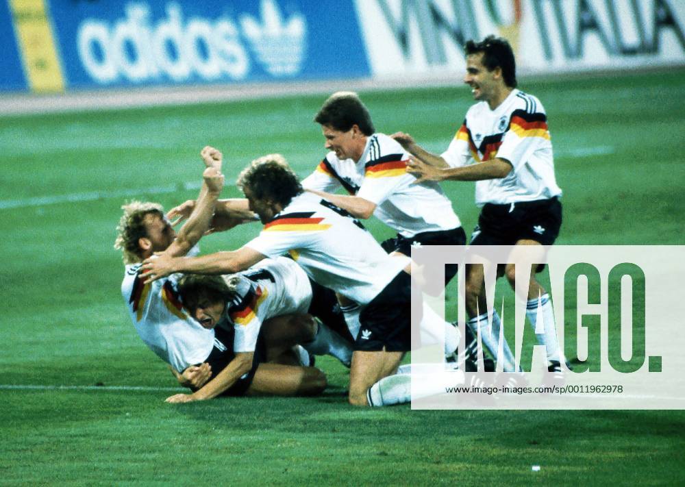 Deutschland ist Weltmeister 1990 in Rom Torschütze Andreas Brehme, Jürgen Klinsmann, Rudi Völler, Stefan Reuter und Pierre Littbarski