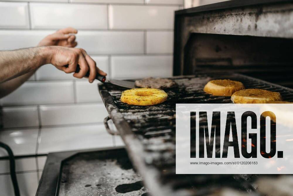 Smoky meat and ingredients grilling for burgers model released, Symbolfoto, 05.02.2020 19:35:07,