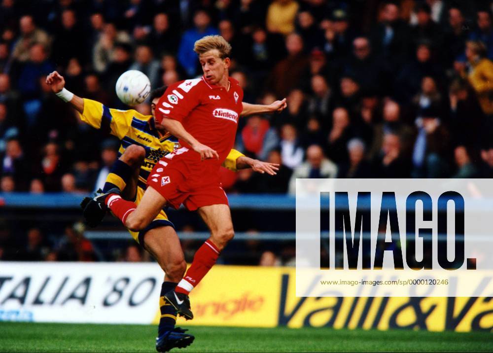 Jörg Heinrich (Florenz, re.) im Kampf um den Ball Fußball 1. BL Herren Saison 1998 1999: Seria A, Italienische Liga, AC Parma - AC Fiorentina, Florenz Gruppe Stadio Ennio Tardini Parma Dynamik, Kampf,