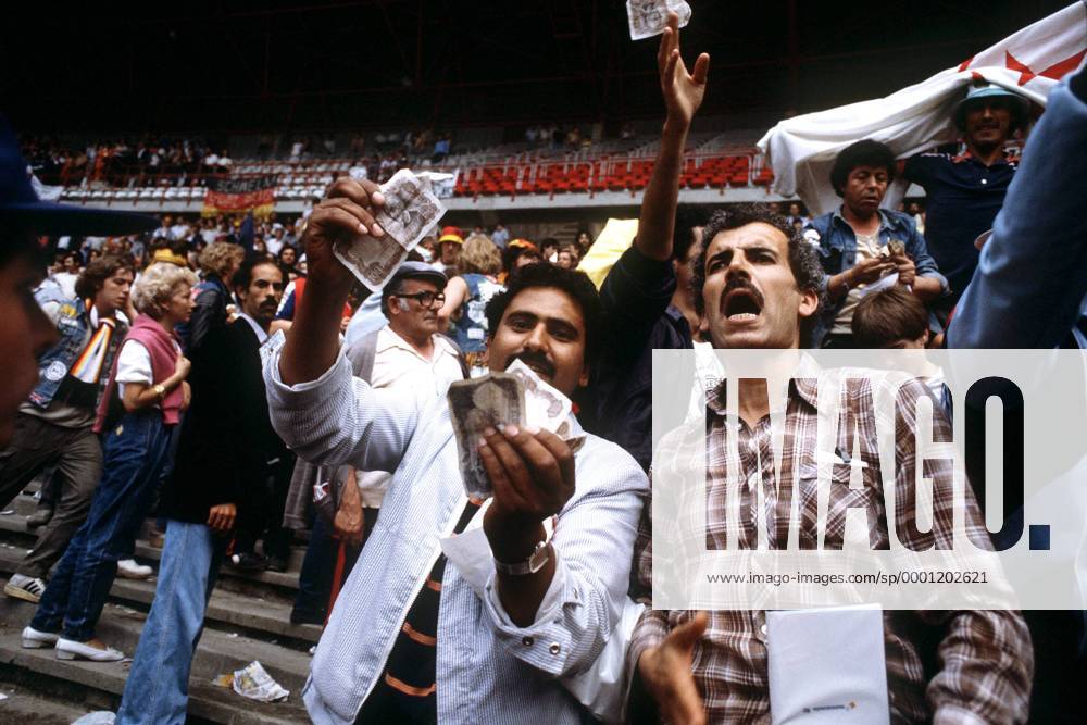 Aufgebrachte Algerische Fans winken mit Geldscheinen und protestieren gegen das Skandalspiel BR Deutschland - Österreich Fußball WM Herren Weltmeisterschaft 1982, Gruppenspiel, Gruppe 2, Nationalmannschaft, Nationalteam, BRD Gruppe Historie, Fußballhistorie Gijon, Weltmeisterschaftshistorie
